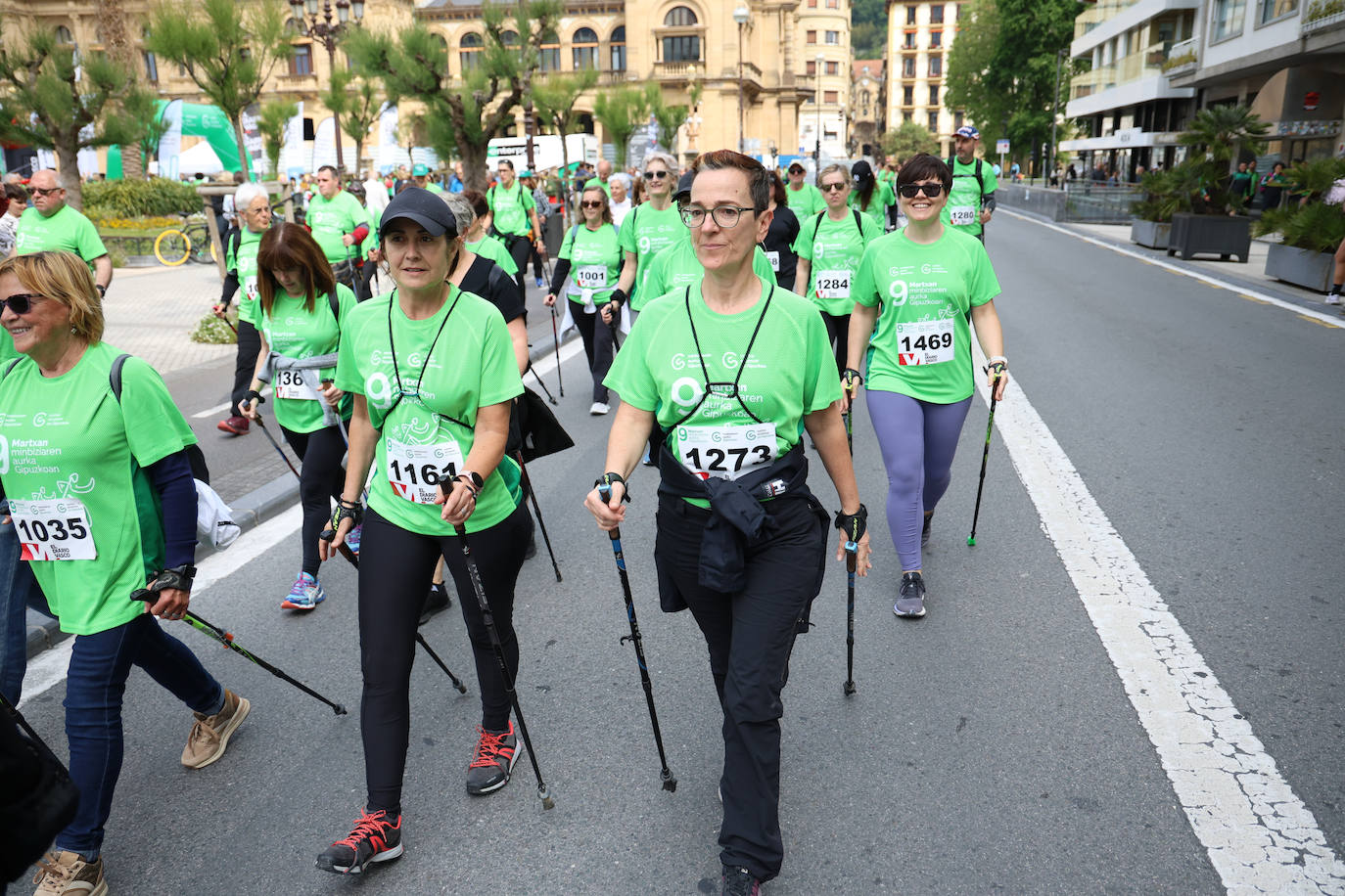 Una marea verde contra el cáncer recorre Donostia