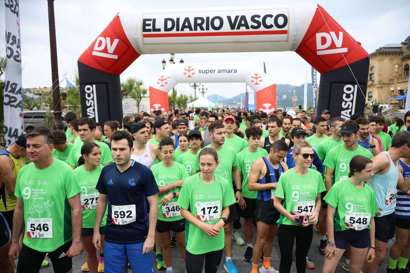 Una marea verde contra el cáncer recorre Donostia