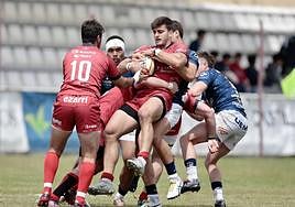 Un jugador ordiziarra protege el oval ante la presión de varios jugadores vallisoletanos.