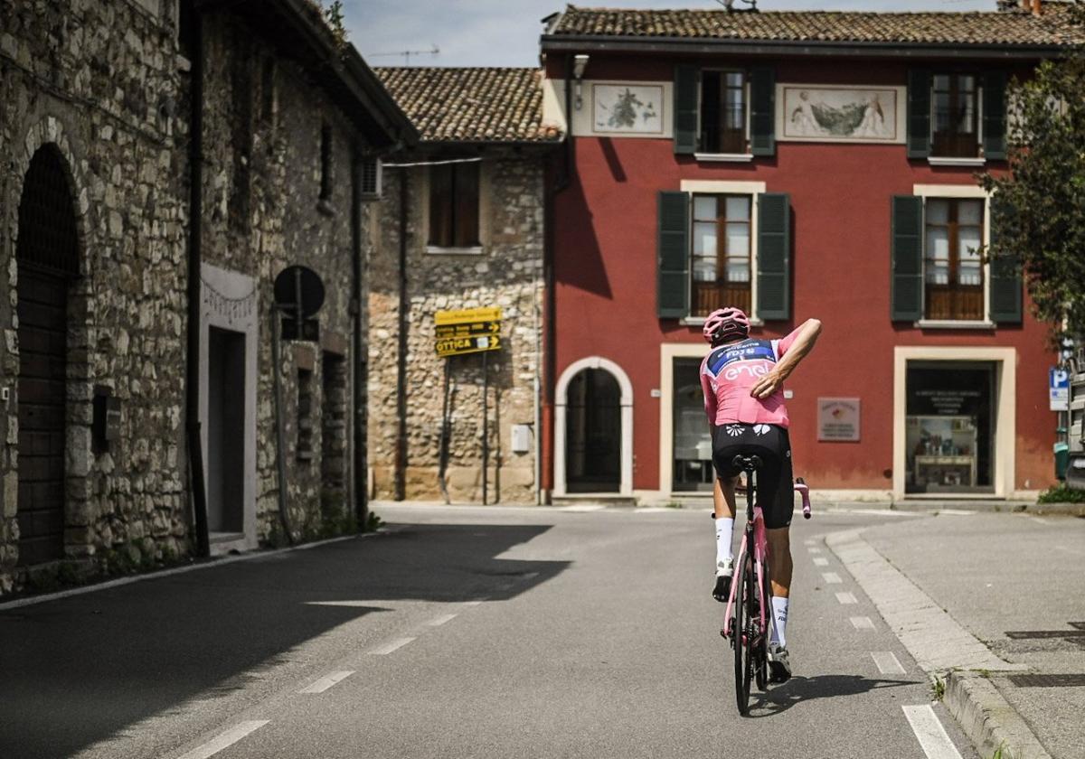 Bruno Armiral salió a rodar con la maglia rosa, este lunes en la jornada de descanso.