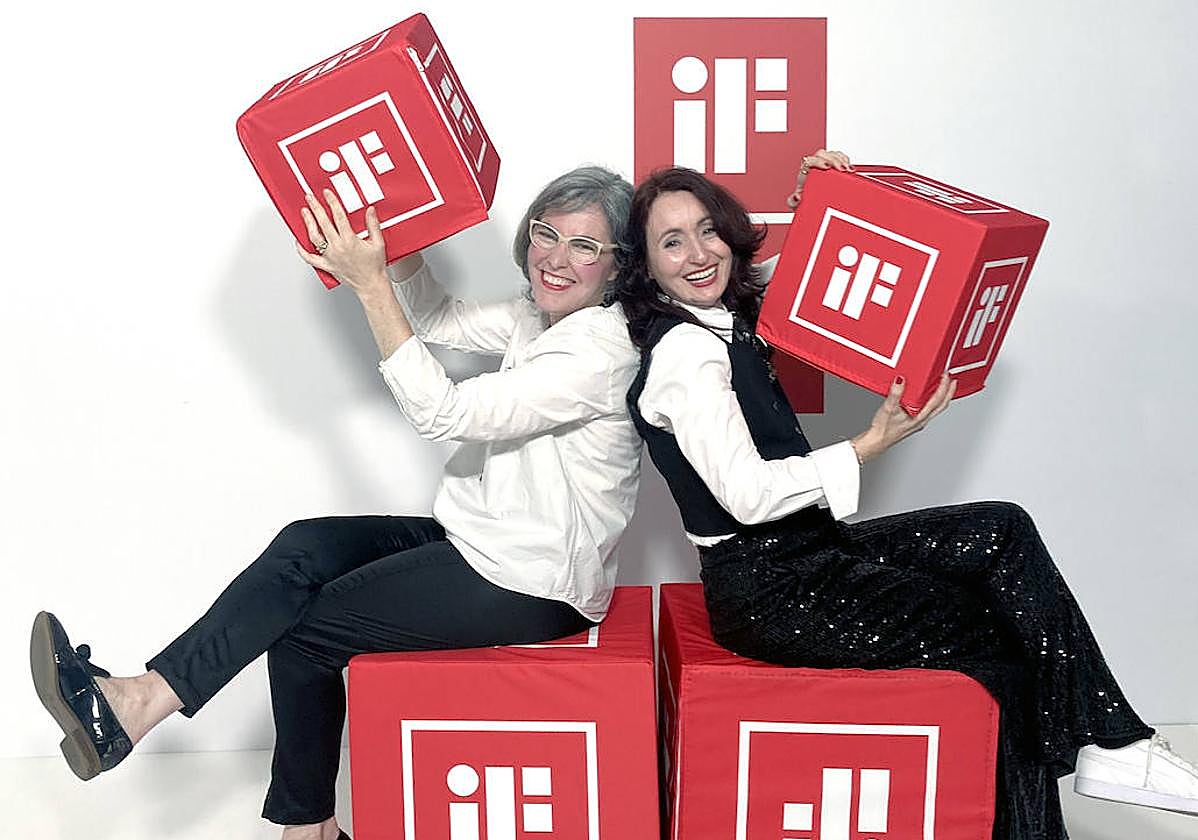 Sara Pons y Nerea Sorauren en la entrega de los premios en Berlín.