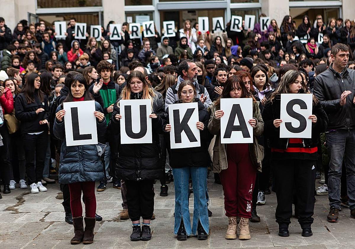 Manifestación de condena del asesinato de Lukas Agirre.