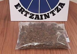 Bolsa con marihuana requisada a la vecina de Hernani por la Ertzaintza.