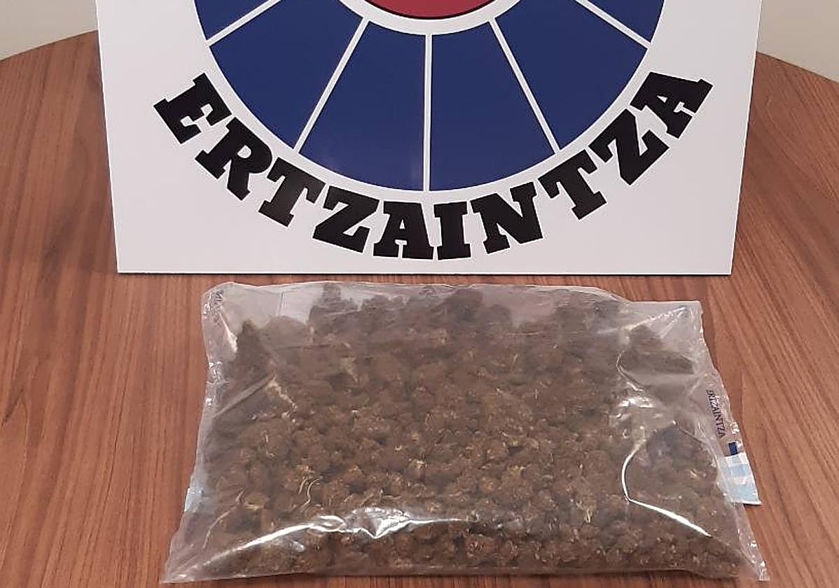 Bolsa con marihuana requisada a la vecina de Hernani por la Ertzaintza.