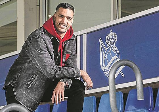 Mikel Merino posa en la grada del campo José Luis Orbegozo en Zubieta.