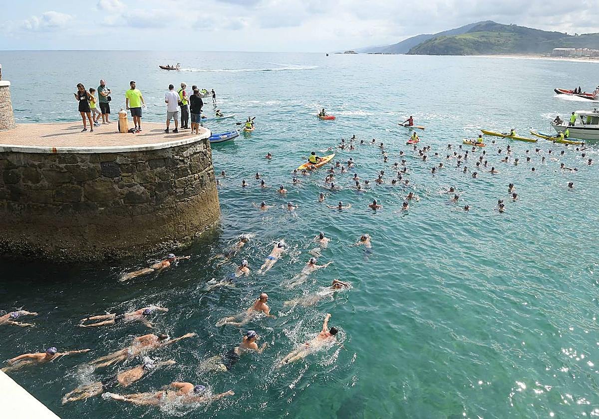 Participantes en los instantes previos a la Zarautz - Mollarri - Zarautz del verano pasado.