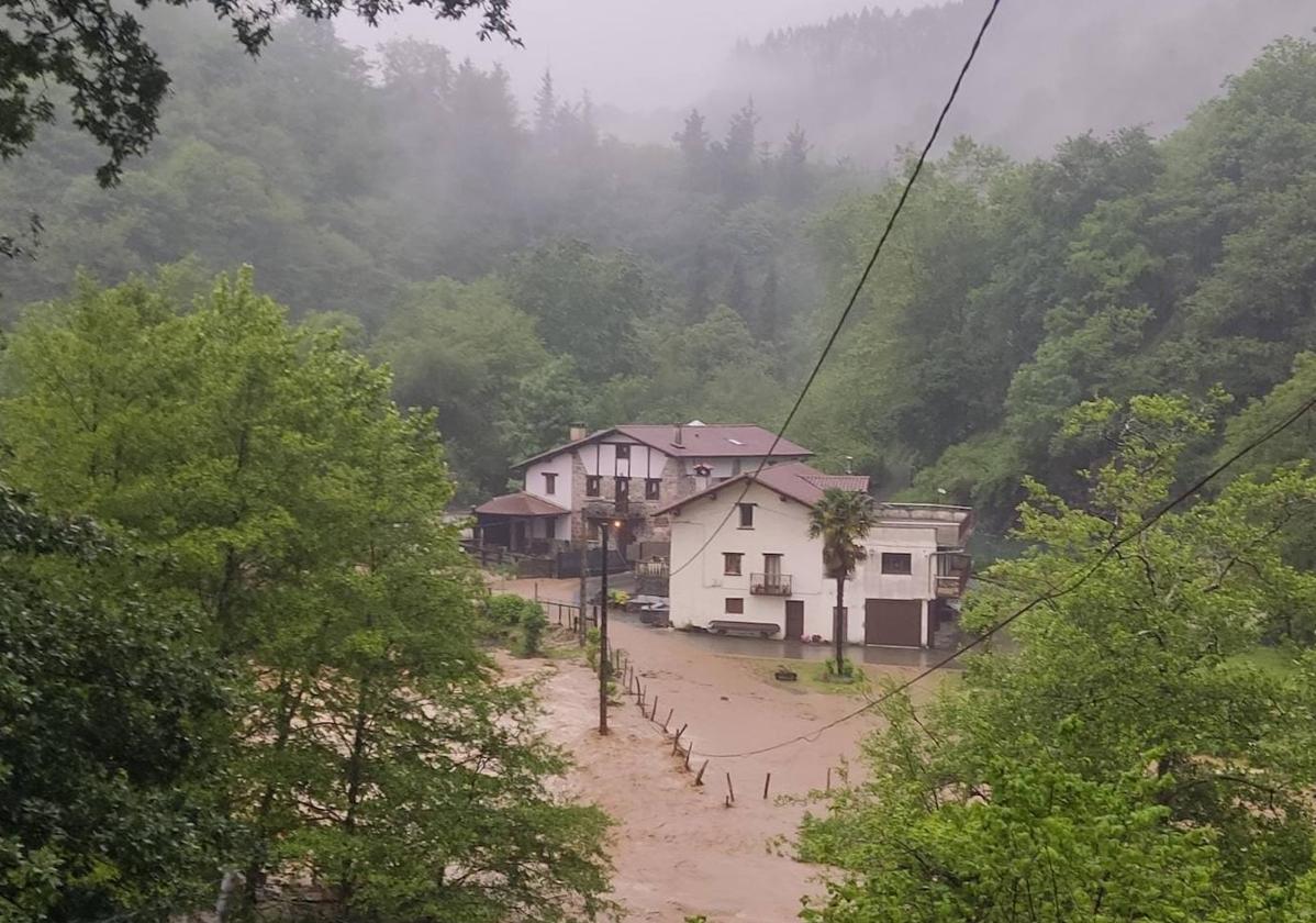 Uno de los caseríos de Ereñozu tras las fuertes lluvias del fin de semana.