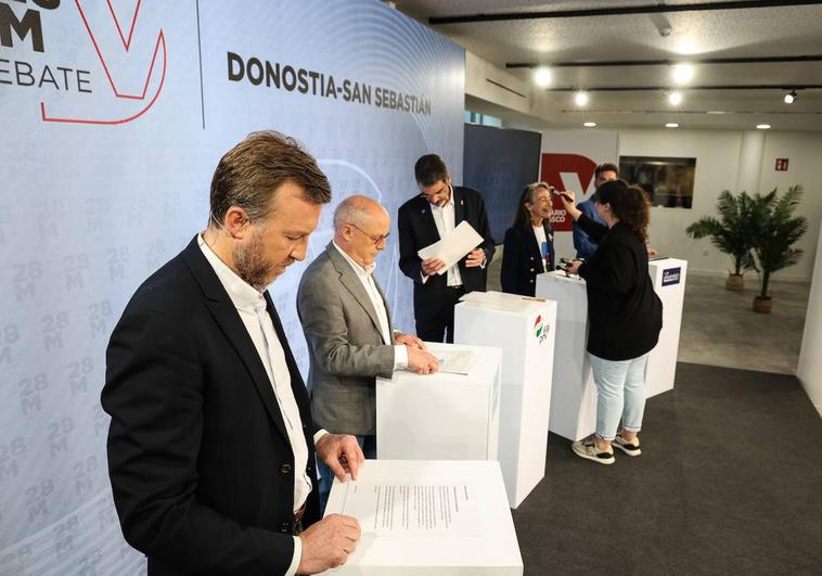 Los candidatos se preparan para iniciar el debate por la Alcaldía de San Sebastián celebrado este martes en la sede de El Diario Vasco.