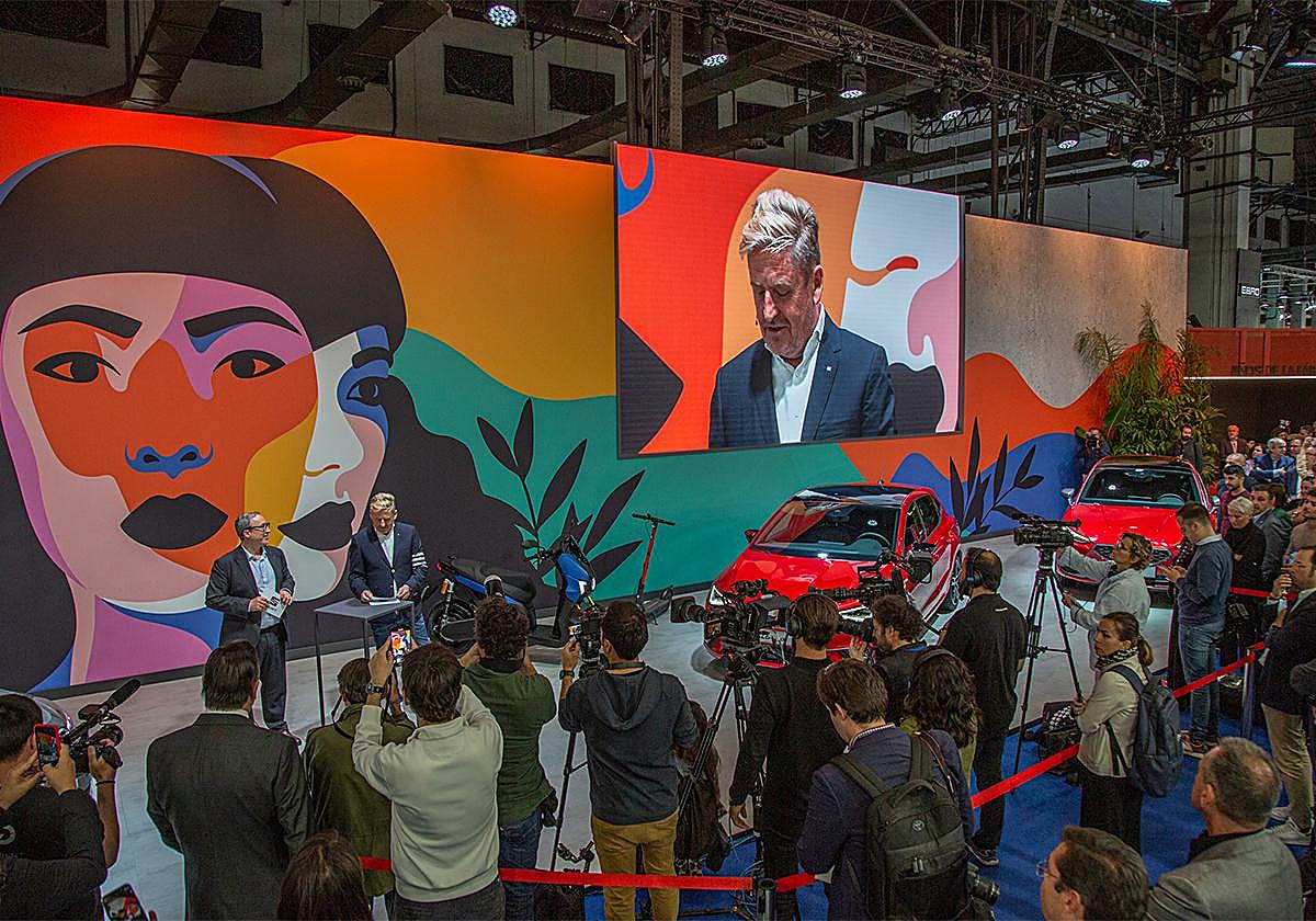 SEAT presentó el pasado y presente de los 70 años de movilidad en España