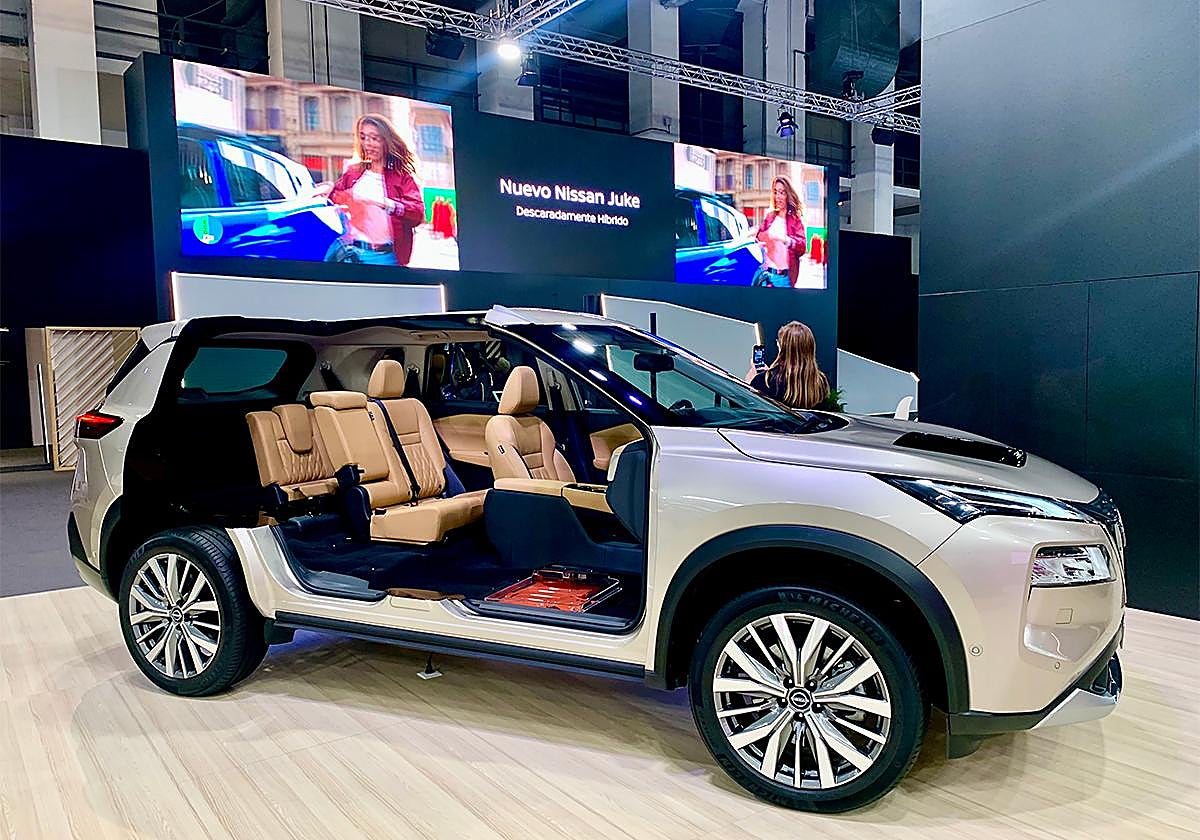 Un curioso Nissan X-Trail recortado para apreciar donde va colocada la batería y su construcción.
