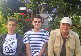 Aner Peritz, 2022ko asarri Sariaren irabazlea, erdian, eta albotan Irune Urbieta zinegotzia eta Andoni Egaña