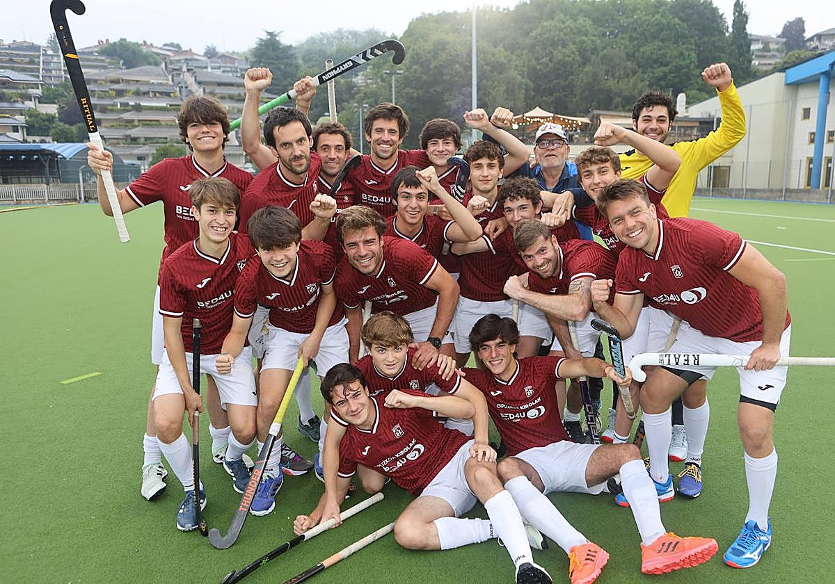La plantilla del Atlético, en divertida pose ayer en las instalaciones de Bera Bera, donde jugará el sábado.