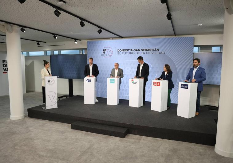 Los candidatos durante el debate.