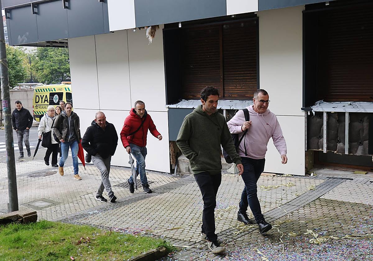 Representantes de los sindicatos camino a la sede del Consejo de Relaciones Laborales (CRL) en Donostia.