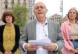 Las concejalas Garbiñe Alkiza y Olaia Duarte, con el candidato a la alcaldía, Juan Karlos Izagirre.
