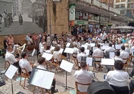 Actuación de la Banda de Música en la calle Toribio Etxebarria.