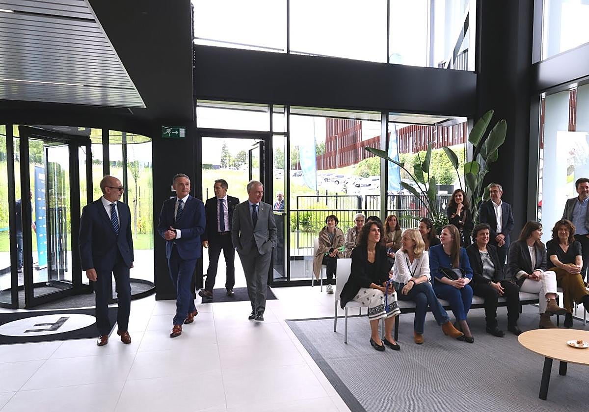 El lehendakari Urkullu fue recibido a su llegada a Fabrika por los responsables de Adegi, Eduardo Junkera y José Miguel Ayerza.
