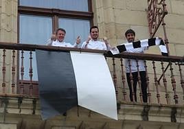 Santano, Emery y Olazabal cuelgan una bandera txuri-beltz del ayuntamiento de Irun para animar al Real Unión.