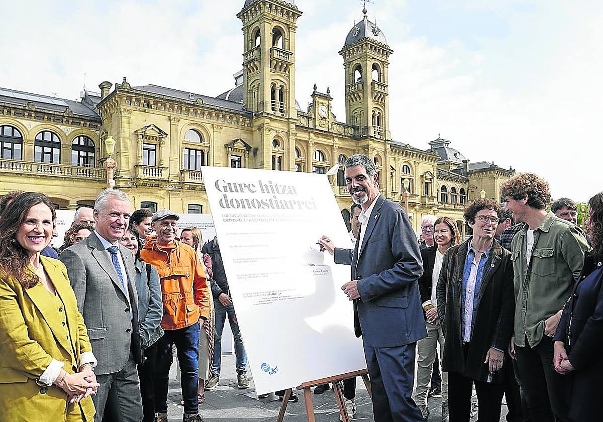 Goia firma el 'contrato con Donostia' frente al Ayuntamiento, en presencia del lehendakari y candidatos del PNV.