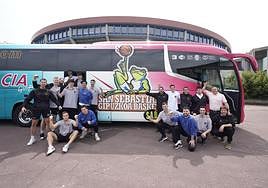 La expedición del Gipuzkoa Basket, este mediodía en Illunbe antes de emprender el viaje a Coruña.