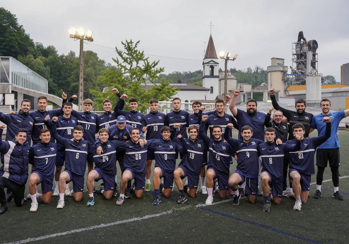 La plantilla del Añorga posa en el campo de Rezola.