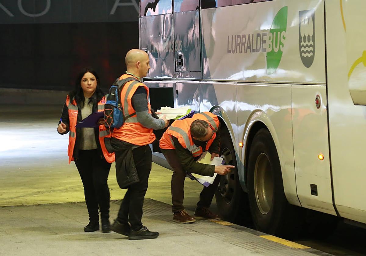 Los inspectores revisan los autobuses gestionados por Avanza.