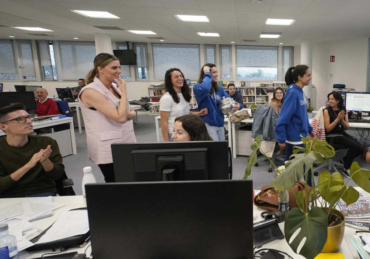 Las jugadoras del Bera Bera se ríen con periodistas de DV.