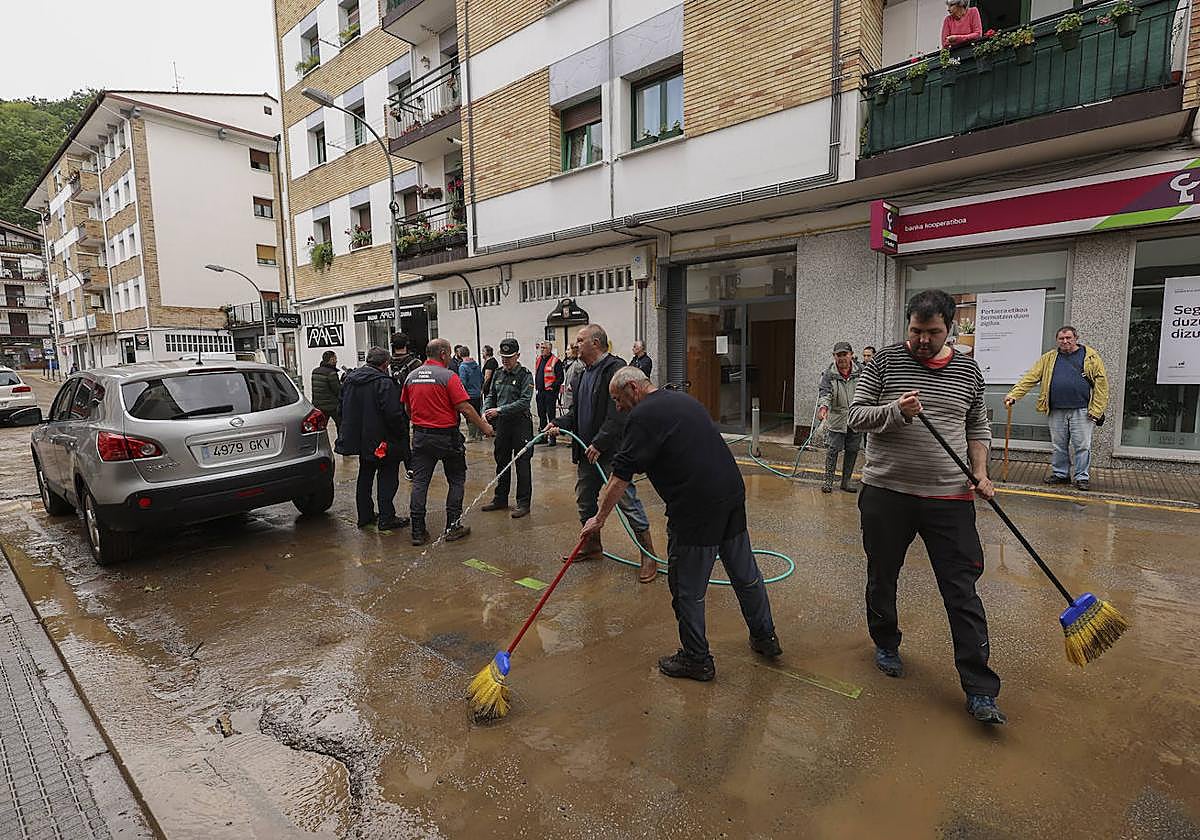 Los vecinos de Bera se afanan en limpiar sus locales y calles tras el desbordamiento del río sucedido el pasado fin de semana.