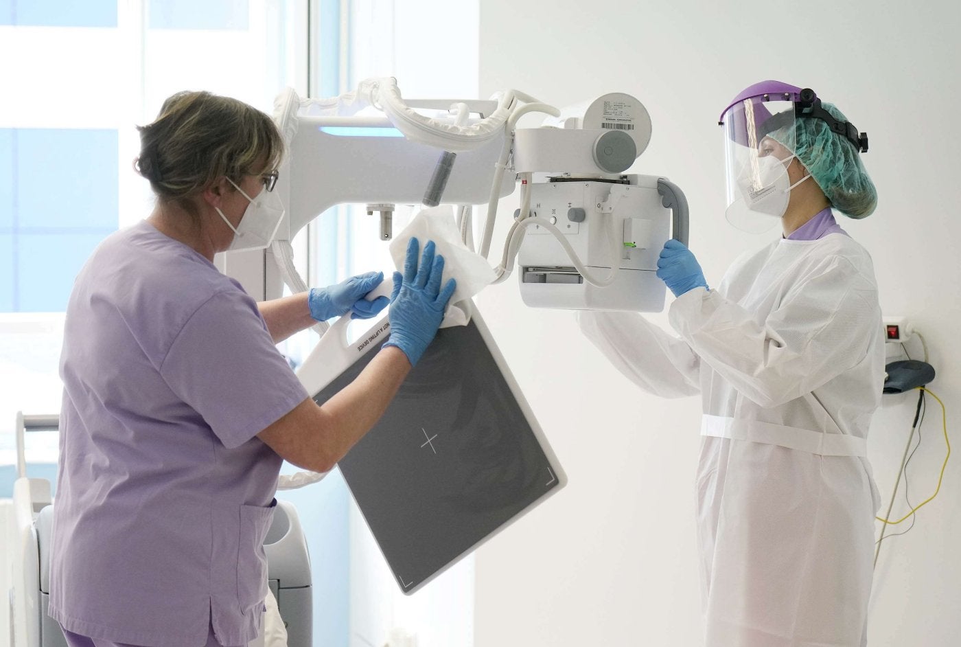 Dos sanitarias del Hospital Donostia manejan una máquina de radiodiagnóstico.