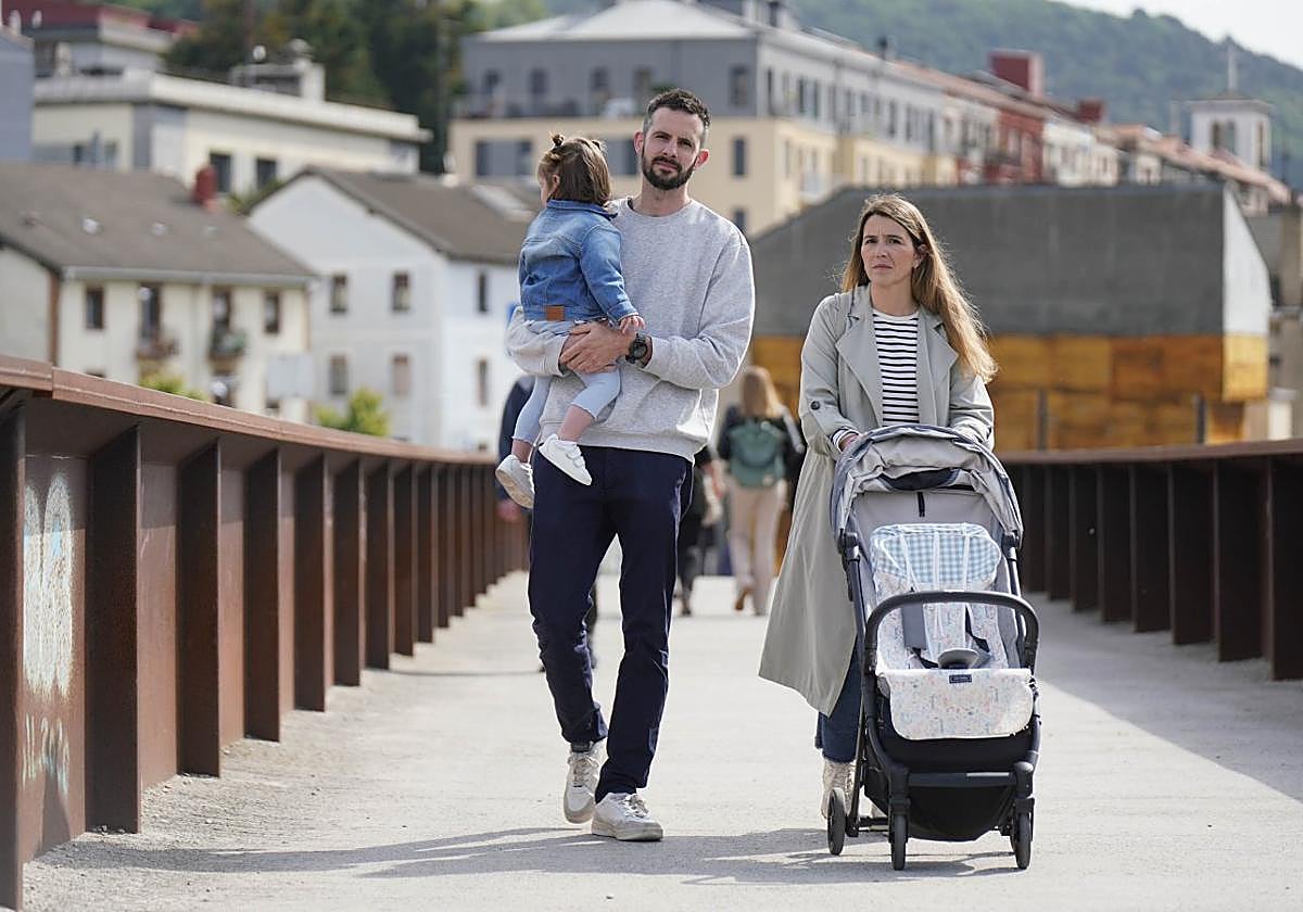 Adrián García y Sarai Cuña caminan con su hija en brazos.