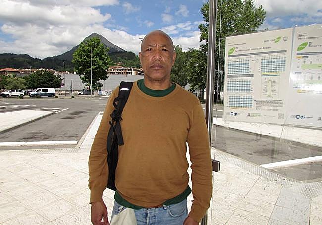 Luis Eduardo, en la estación de autobuses de Arrasate.