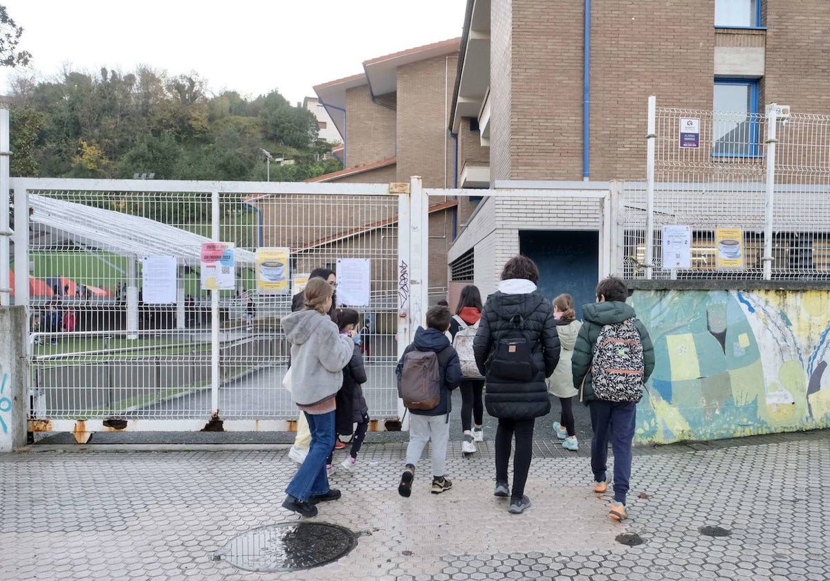 Estudiantes acuden al colegio Zuhaisti en Donostia