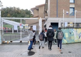 Estudiantes acuden al colegio Zuhaisti en Donostia