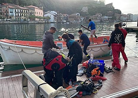 Imagen secundaria 1 - El equipo de arqueólogos, en el pecio, el grupo, en el momento de embarcar en Pasaia y la embarcación de los investigadores