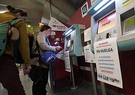 Carteles de la huelga convocada por los sindicatos ELA, LAB y Aurrera en la compañía de autocares Avanza.