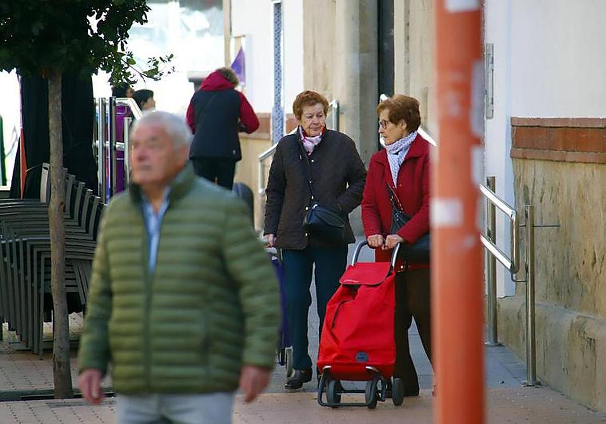Jubilados en una calle de una localidad vasca.