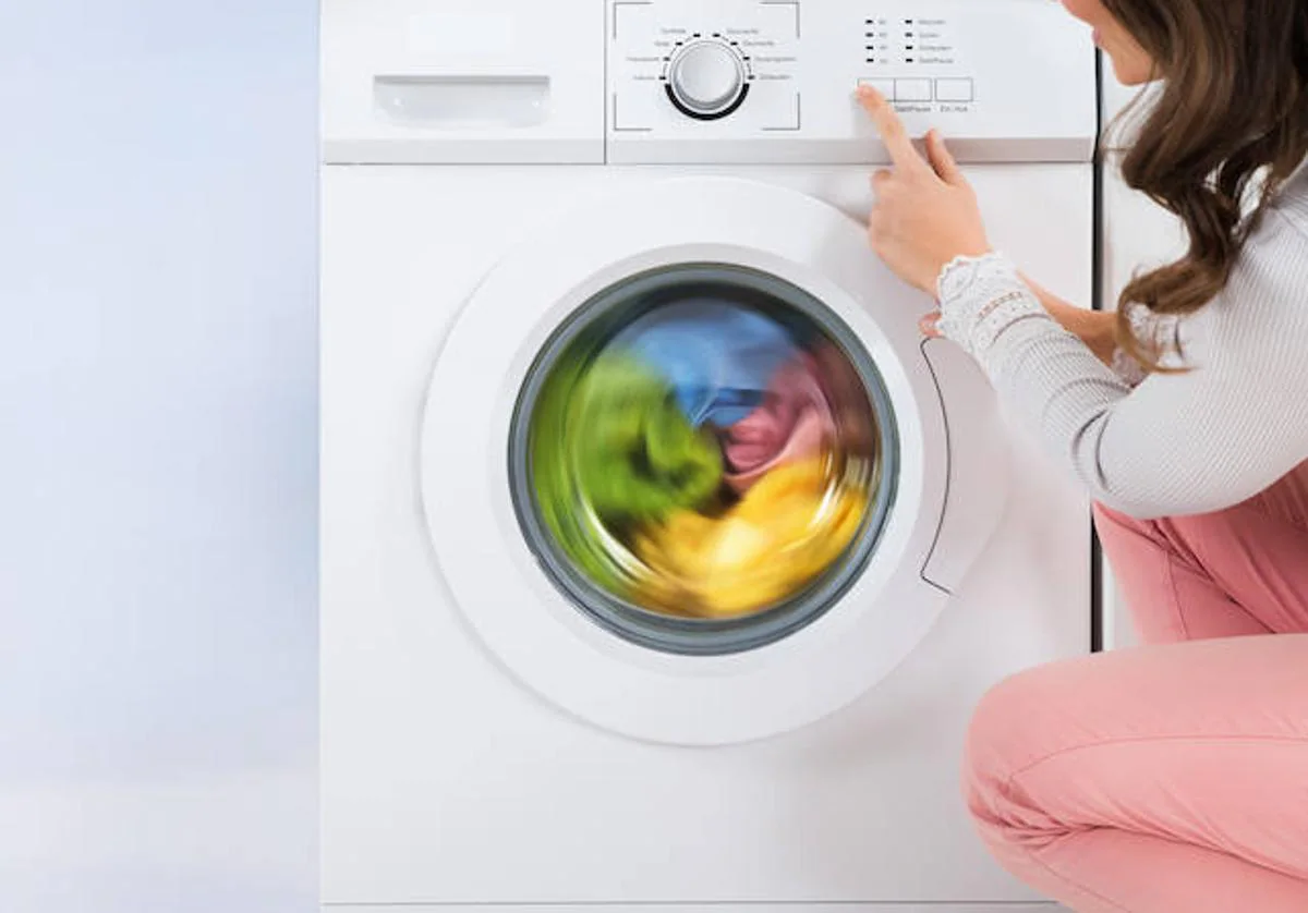 El consumidor ahorrará en su factura de la luz si pone la lavadora a primera hora de la tarde, el tramo más barato del día en la tarifa.