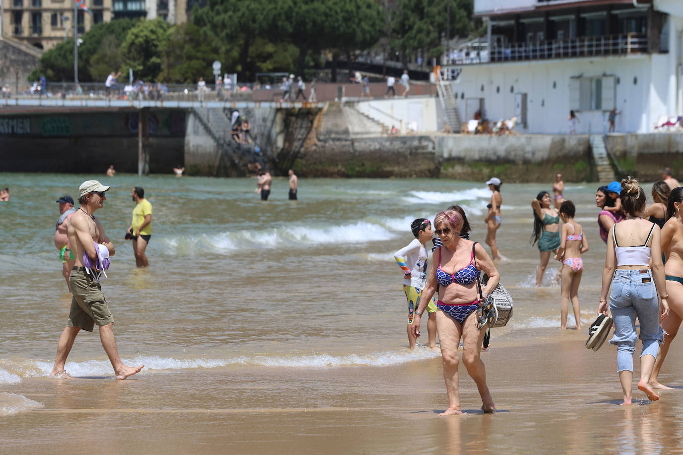 Sombrillas, bañadores y 28 grados para la reflexión