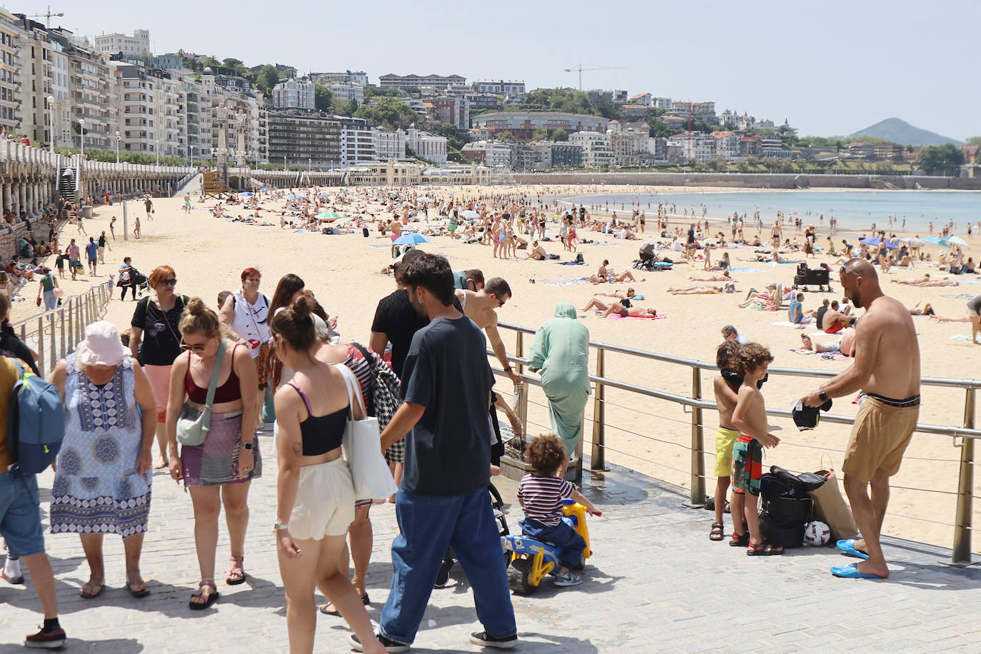 Sombrillas, bañadores y 28 grados para la reflexión