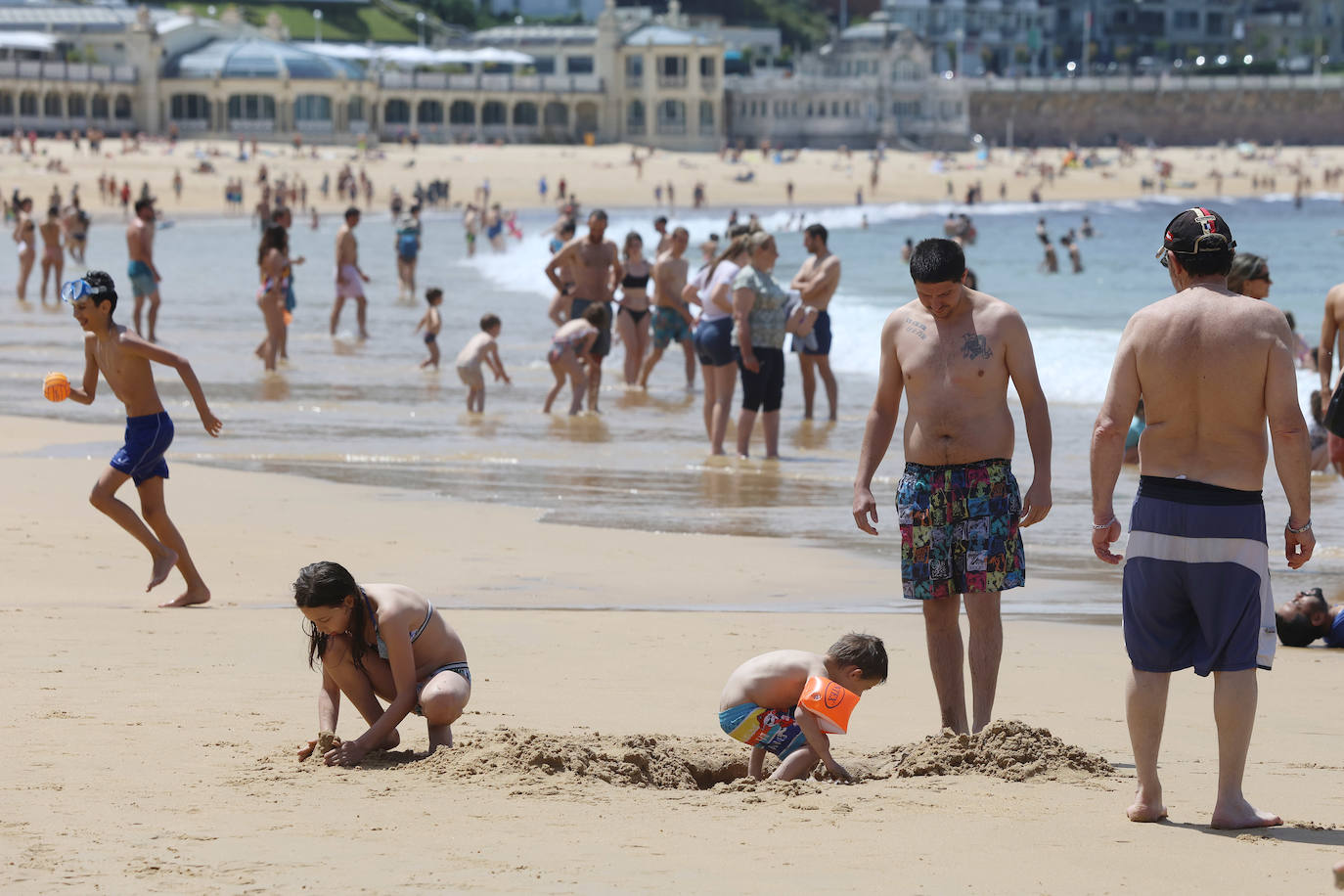 Sombrillas, bañadores y 28 grados para la reflexión