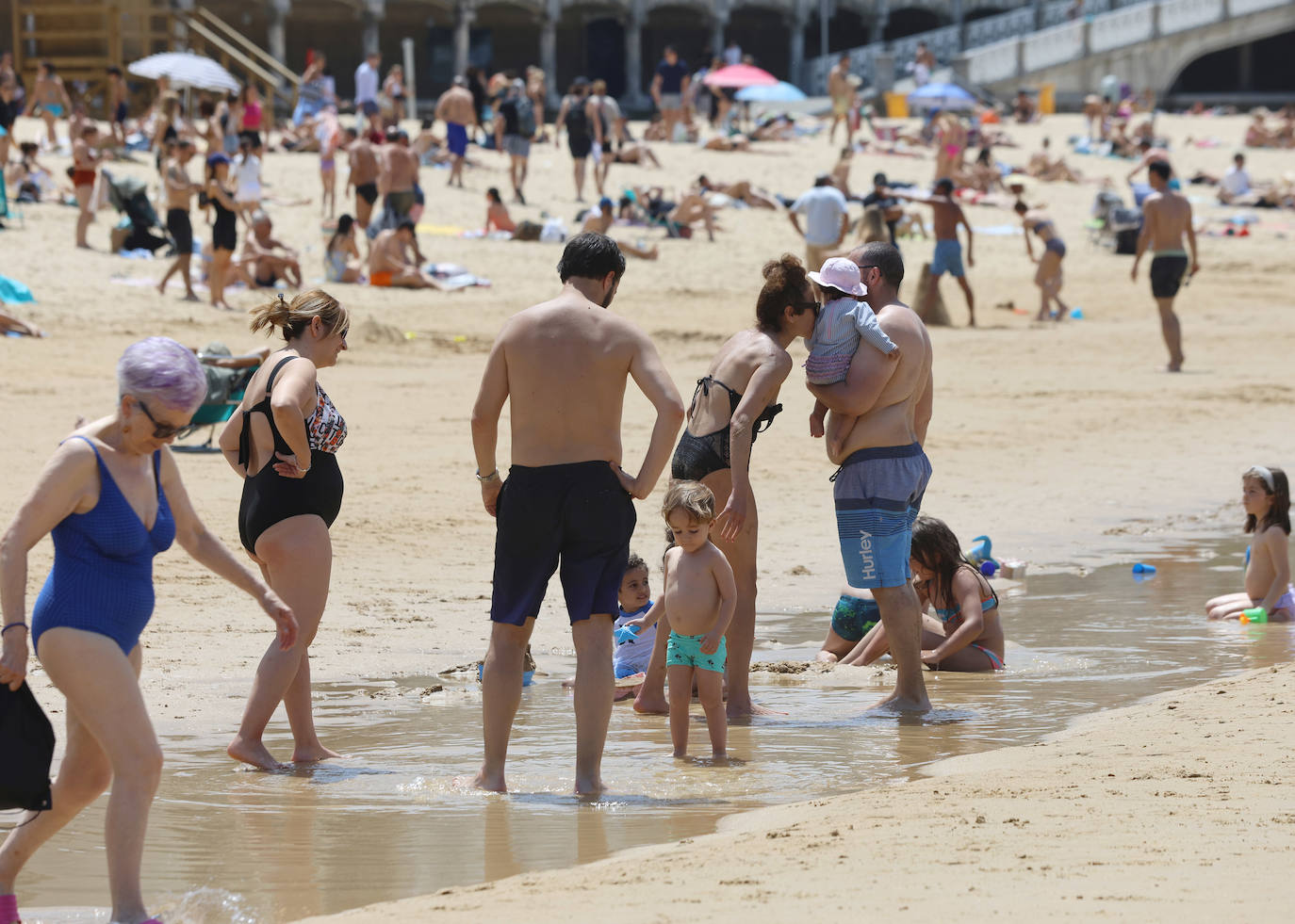Sombrillas, bañadores y 28 grados para la reflexión