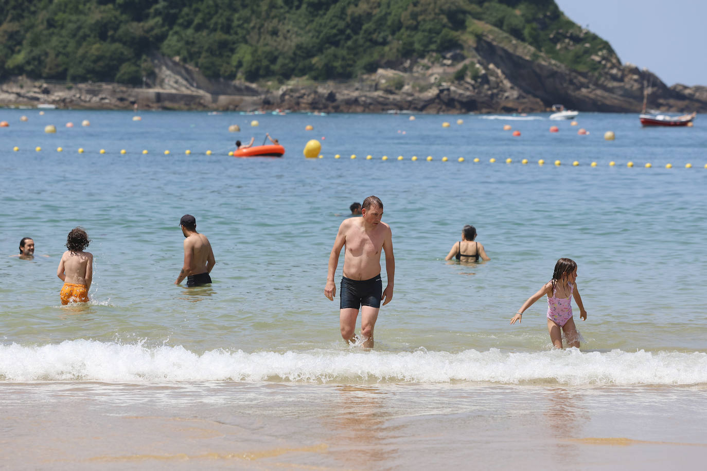 Sombrillas, bañadores y 28 grados para la reflexión