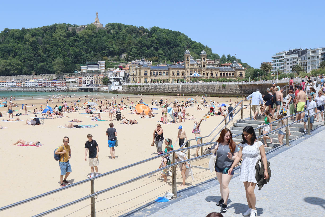 Sombrillas, bañadores y 28 grados para la reflexión