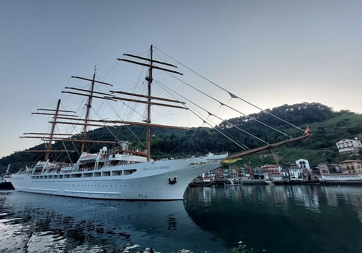 El 'Sea Cloud Spirit', el segundo velero más grande del mundo, hace escala en el puerto de Pasaia