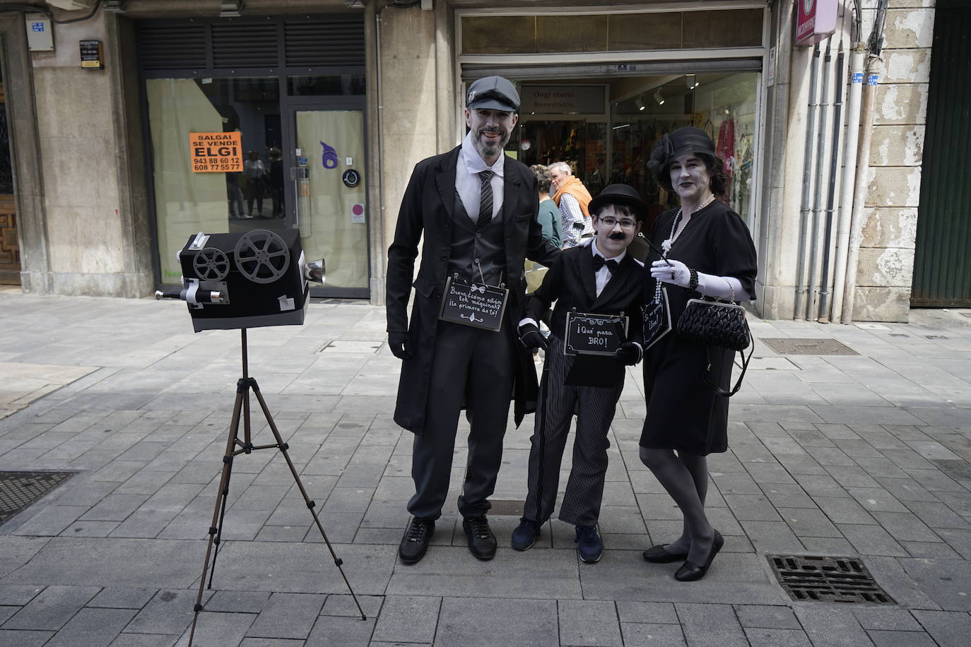 Mario Bros, el gran circo y hasta boxeo: el Mozorro Eguna de Beasain no defrauda