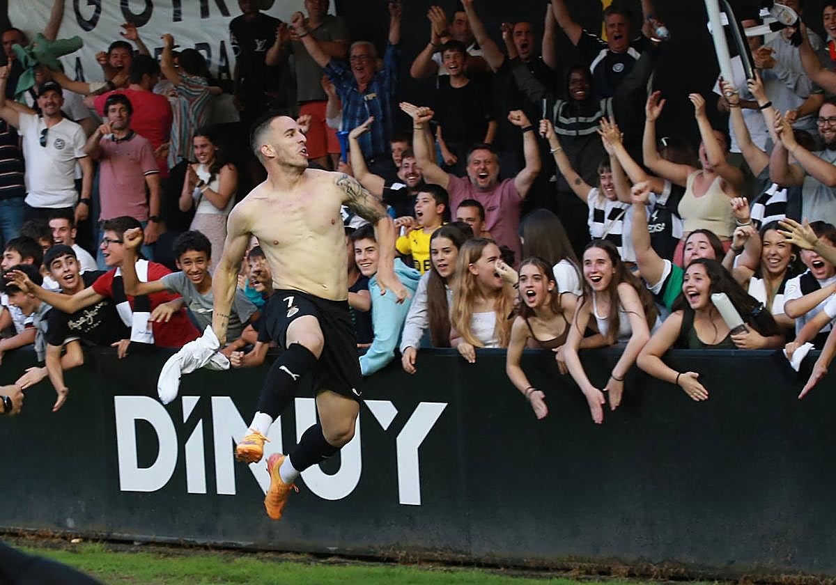Andrada celebra el gol que suponía el 2-0 y la confirmación de la permanencia del Real Unión en Primera RFEF.