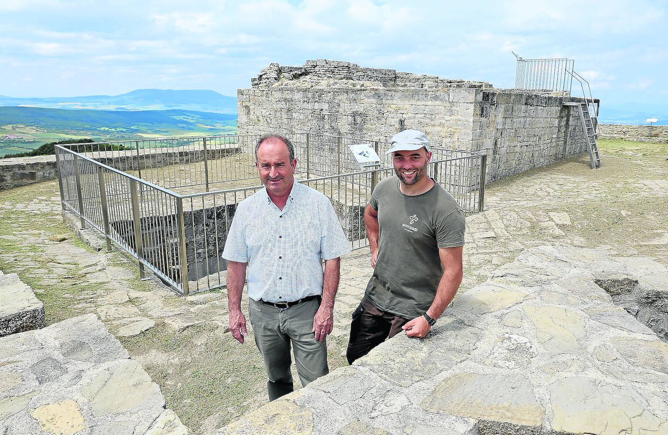 El alcalde Manolo Romero, junto a Mattin Aiestaran, en el castillo de Irulegi.
