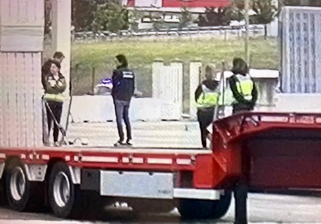 Varios agentes nacionales, durante el operativo. TPS