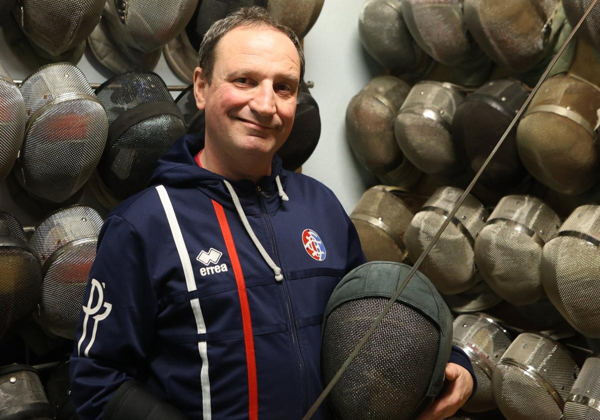 Igor Otaegi, con un florete y una careta en el polideportivo Pío Baroja de Donostia.