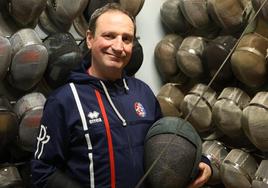 Igor Otaegi, con un florete y una careta en el polideportivo Pío Baroja de Donostia.